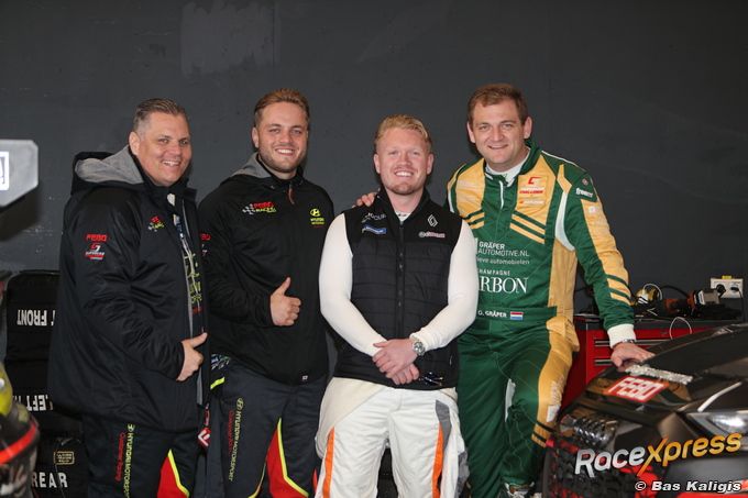 Lorenzo van Riet keert met overwinning terug in de autosport en hoe! “In de laatste bocht”