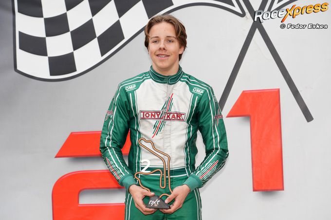 Karter Sam Geluk pakt na indrukwekkende inhaalrace knap de zege in zijn klasse in NXT GP