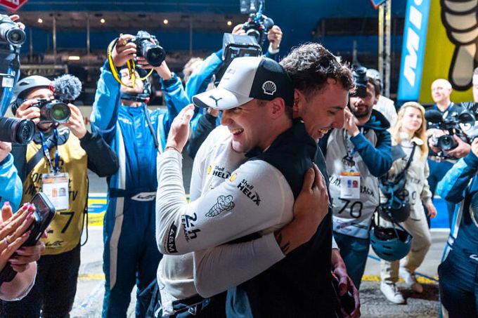 FIA WEC Le Mans 2026 Hyperpole BMW></div><br />
<br />
De strijd om de Hyperpole voor de 94ste editie van de 24 Uur van Le Mans draaide uit op een thriller. Terwijl heel autosportminnend België zag hoe Dries Vanthoor in de #15 BMW M Team WRT BMW M Hybrid V8 de eerste startplaats voor vijf duizendsten aan Jack Aitken (#38 Hertz Team Jota Cadillac V-Series.R) moest laten, zorgde een straf alsnog voor een ommekeer.<br />
<br />
Dries Vanthoor behaalde in 2021 al de polepositie in LM GTE Pro, maar met deze prestatie wordt hij de opvolger van Jacky Ickx, die in 1983 zijn derde en laatste pole in Le Mans behaalde. Voor BMW is het de eerste algemene polepositie in Le Mans.<br />
<br />
Dries Vanthoor: “Ik ben ontzettend blij met de polepositie in Le Mans! Dit is zo’n geweldig evenement en om hier op pole te staan en iedereen in het team te geven wat ze verdienen, is fantastisch. Tegelijkertijd blijft ons doel om de race te winnen, dus moeten we gedurende vierentwintig uur foutloos blijven werken om er op zondag helemaal vooraan bij te zijn.”<br />
<br />
<b>Cadillac tweede, Genesis debuteert sterk</b><br />
Will Stevens (#12 Hertz Team Jota Cadillac V-Series.R) start zaterdag dus als tweede, voor de eerste Franse bolide, de #35 Alpine A424 van Antonio Félix da Costa. De leiders in het WK, de crew van de #20 BMW M Team WRT BMW M Hybrid V8, werden vierde, met Robin Frijns als rijder in Hyperpole 2. De #101 WTR Cadillac V-Series.R van Felipe Albuquerque werd vijfde.<br />
<br />
Opvallend was ook de goede prestatie van het debuterende Genesis Magma Racing. Paul-Loup Chatin (#19 Genesis GMR-001) werd zesde, zijn teamgenoot en halve Belg André Lotterer werd negende. Tussen de beide Koreaanse prototypes eindigden de #009 Aston Martin en de #51 Ferrari als zevende en achtste.<br />
<br />
Stoffel Vandoorne kende een moeilijke kwalificatie. Onze landgenoot kwam in de #93 Peugeot 9X8 op woensdag tijdens de kwalificatiesessie niet verder dan een zestiende plaats. Achter hem raakten ook de uittredende winnaars Yifei Ye, Phil Hanson en Robert Kubica (#83 AF Corse Ferrari 499P) en de tweede Peugeot niet door de eerste eliminatiefase.<br />
<br />
<b>Aston Martin op Hyperpole in LMGT3, Tom Van Rompuy vanop plaats vier, Maxime Martin dertiende</b><br />
In LMGT3, met niet minder dan vijfentwintig deelnemers, was de strijd om de Hyperpole eveneens erg intens. Uiteindelijk reed Mattia Drudi met een sterke ronde naar de eerste startpositie, aan het stuur van de #27 Heart of Racing Aston Martin Vantage AMR GT3 Evo, nadat zijn teamgenoot Zacharie Robichon in Hyperpole 1 al de snelste was geweest.<br />
<br />
Drudi zette een 3:52.433 op de tabellen en was daarmee 0,979 seconden sneller dan Alessio Rovera met de Vista AF Corse Ferrari 296 GT3 Evo. Akkodis ASP Team palmde de tweede startrij in. José María López werd met de #87 derde en Jack Hawksworth met de #78 vierde, beiden uiteraard in een Lexus RC F GT3. Jack Hawksworth deelt de Japanse GT met onder meer onze landgenoot Tom Van Rompuy.<br />
<br />
De beide BMW M4 GT3 Evo van het Belgische Team WRT starten zaterdag om 16u00 vanop de derde startrij, met de #32 van Farfus-Gelael-Leung voor de #69 van Harper-McIntosh-Thompson.<br />
<br />
Rui Andrade, de teamgenoot van Maxime Martin in de #61 Iron Lynx Mercedes-AMG GT3 Evo, raakte niet door Hyperpole 1. Onze landgenoot vertrekt zaterdag als dertiende.<br />
<br />
Zaterdag 13 juni hebben de deelnemers nog een kwartier warm-up van 12u00 tot 12u15 en daarna is het aftellen naar de start van de 94ste editie van de 24 Uur van Le Mans om 16u00.
</p>
<!-- END .shortcode-content -->
<p> </p>
<div id='div-gpt-ad-1594124807656-0'>
<!-- RX Video -->
</div>
</div>
<!-- AddThis Button BEGIN -->
<!-- Go to www.addthis.com/dashboard to customize your tools -->
<div class=