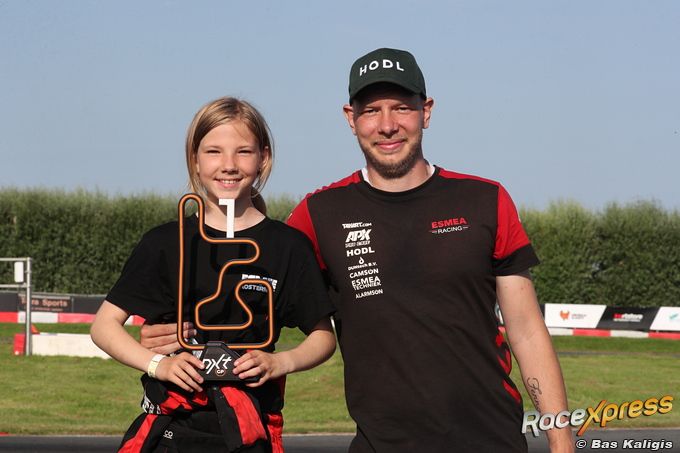 Girlpower! Eva Hooijenga heerst in Strijen en pakt met twee keer P1 de dagzege bij NXT GP! 