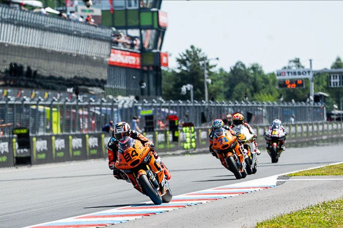 Zonta van den Goorbergh in middenmoot Moto2 in Brno: 