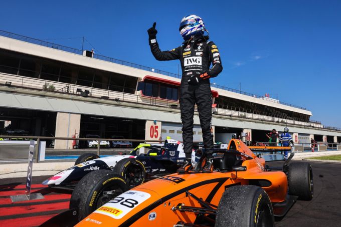 Sebastian Wheldon zet pole om in derde seizoenszege op Paul Ricard