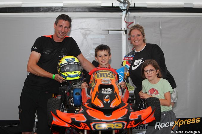 Lukas Vanderheeren met vader, moeder en zusje die ook kart