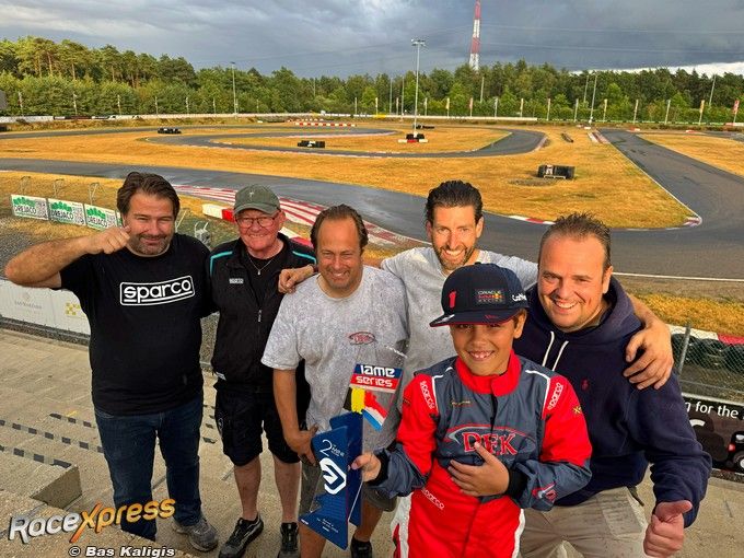 Thibo Van de Merlen met van rechts naar links: vader Birger Van de Merlen, David Biekens, Tim de Feyter, Peter de Bruijn en Ben de Feyter