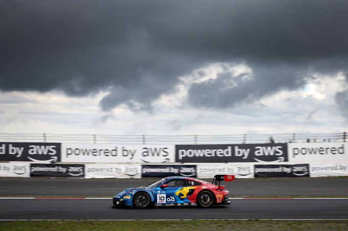 Debutant Dressler troeft concurrentie af tijdens spannende GT World-training op de Nürburgring + UITSLAG