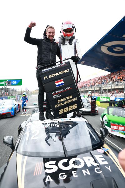 Flynt Schuring kroont zich op Zandvoort tot jongste Porsche Supercup-kampioen ooit voor eigen publiek