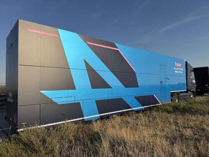 VIDEO: Eerste F1 trucks komen aan in Zandvoort: mega colonne op de boulevard
