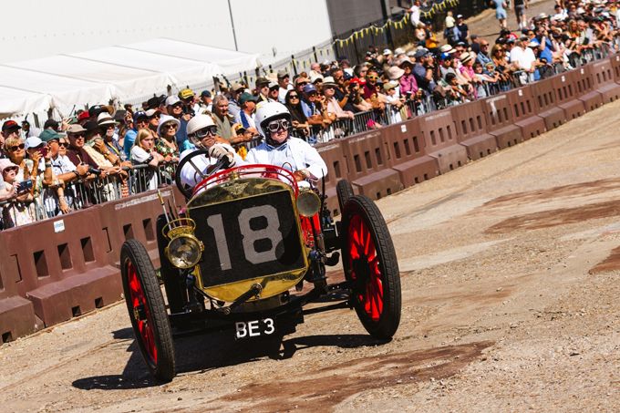 Brooklands viert honderdjarig bestaan van de eerste Grand Prix van Groot-Brittannië in spectaculaire stijl