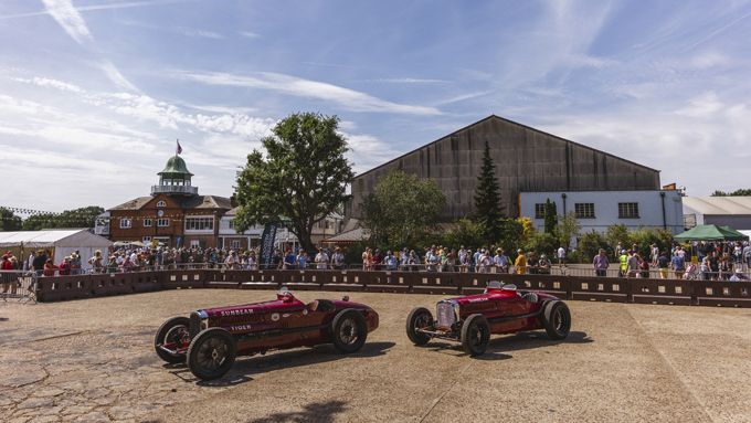 Brooklands viert honderdjarig bestaan van de eerste Grand Prix van Groot-Brittannië in spectaculaire stijl