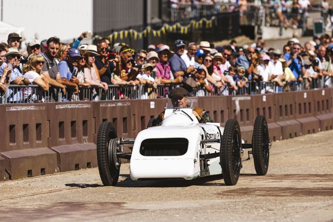 Brooklands viert honderdjarig bestaan van de eerste Grand Prix van Groot-Brittannië in spectaculaire stijl></div><br />
Voor veel liefhebbers was echter een van de meest aangrijpende momenten de verschijning van de onlangs gerestaureerde Thomas Special. Deze keerde voor het eerst in meer dan 80 jaar terug naar de plek waar hij oorspronkelijk werd gebouwd en geracet: Brooklands.<br />
<br />
De modernere raceauto’s reden uitsluitend op het aangrenzende Mercedes-Benz World-testcircuit. Publiekstrekkers waren onder meer twee van de best klinkende Grand Prix-auto’s ooit gebouwd: de buitengewone V16 BRM en de door een Honda V12 aangedreven McLaren MP4/6.<br />
<br />
Het gebrul van deze legendarische machines, dat over het historische Brooklands-terrein weerklonk, herinnerde op indringende wijze aan de buitengewone techniek, moed en innovatie die de Grand Prix-racerij al meer dan een eeuw kenmerken.<br />
<br />
<div style=
