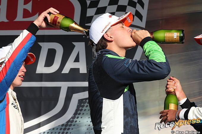 Champagnedouche voor Christiaan de Kleijn in Assen met knap podium en rookie-overwinning: “Niet verw