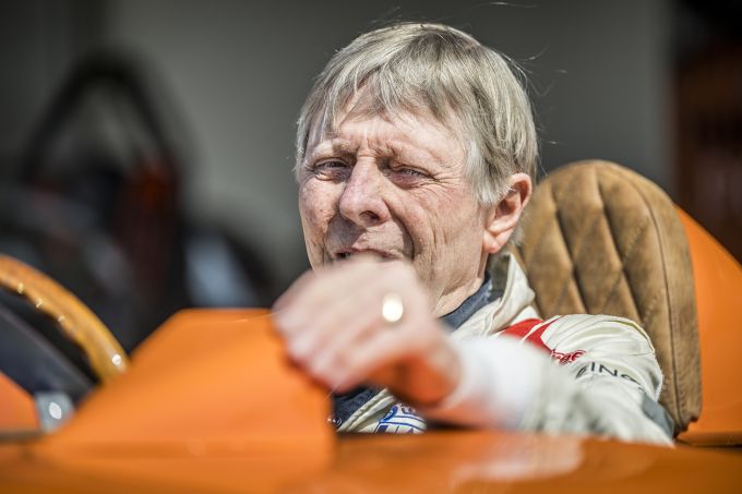 Gijs van Lennep in de hirondelle porsche