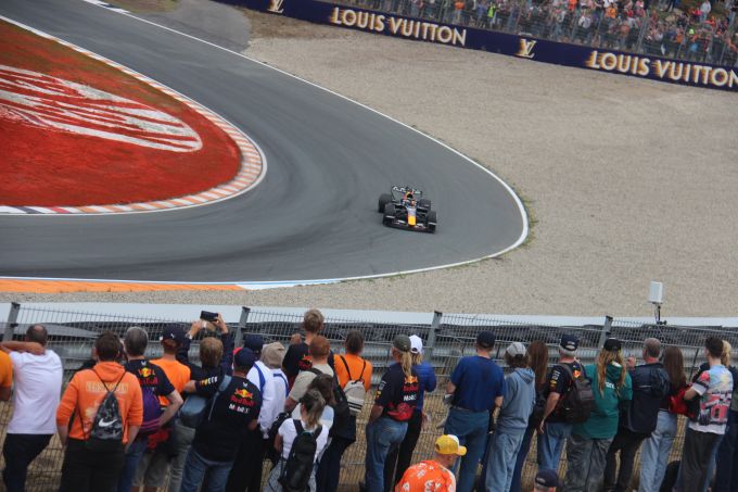 Max Verstappen zoekt de limiet wat mogelijk is met de RB22 + FOTO'S