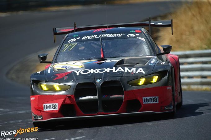 Shuber Motorsport met achter het Jens klingman, Ugo De Wilde en Tim Trannitz legde beslag op de tweede plaats</i><br />
<br />
<b>Schubert Motorsport tweede</b><br />
Schubert Motorsport eindigde op de tweede plaats met de BMW M4 GT3 EVO #77. Jens Klingmann, Ugo de Wilde en GT3-debutant Tim Tramnitz kwamen na 41 ronden 39,480 seconden achter de winnaars over de streep.<br />
<br />
Klingmann: 
