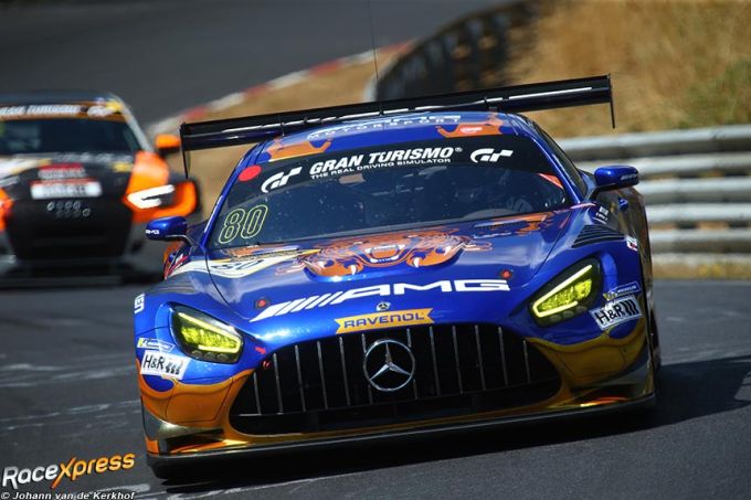  Na het winnen van de 24uurs race van de Nurburgrring zette het Winrard Racing hun zeges voort met het winnen van de Uurs race afgelopen Zaterdag</i><br />
<br />
<b>Emotionele comeback van Ralf Aron</b><br />
Centraal stond de terugkeer van Ralf Aron. Ongeveer vijf maanden na zijn zware crash tijdens de 12 Hours of Bathurst maakte de Est zijn rentree in de Mercedes-AMG GT3 #80. In de kwalificatie zette hij direct de snelste tijd neer met een indrukwekkende 7:51,506, goed voor poleposition. Samen met Luca Stolz reed Aron vervolgens een foutloze wedstrijd en bracht de nummer 80 Mercedes-AMG, die in de afgelopen <a href=