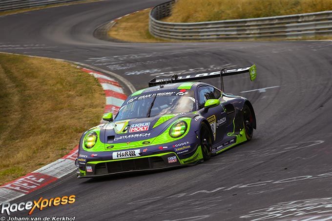 Ondanks verwoede gevechten eindigde de Porsche van LOSCH Motorsport op de derde plaats</i><br />
<br />
<b>Porsche pakt derde plaats</b><br />
De derde plaats algemeen én de overwinning in SP9 Pro-Am ging naar 48 LOSCH Motorsport by BLACK FALCON met de Porsche 911 GT3 R EVO #48, bestuurd door Patrick Assenheimer, Tobias Müller en Dylan Pereira.<br />
<br />
Pereira moest direct na zijn stint doorreizen naar Magny-Cours, maar vierde de podiumplaats via FaceTime mee. Tobias Müller 