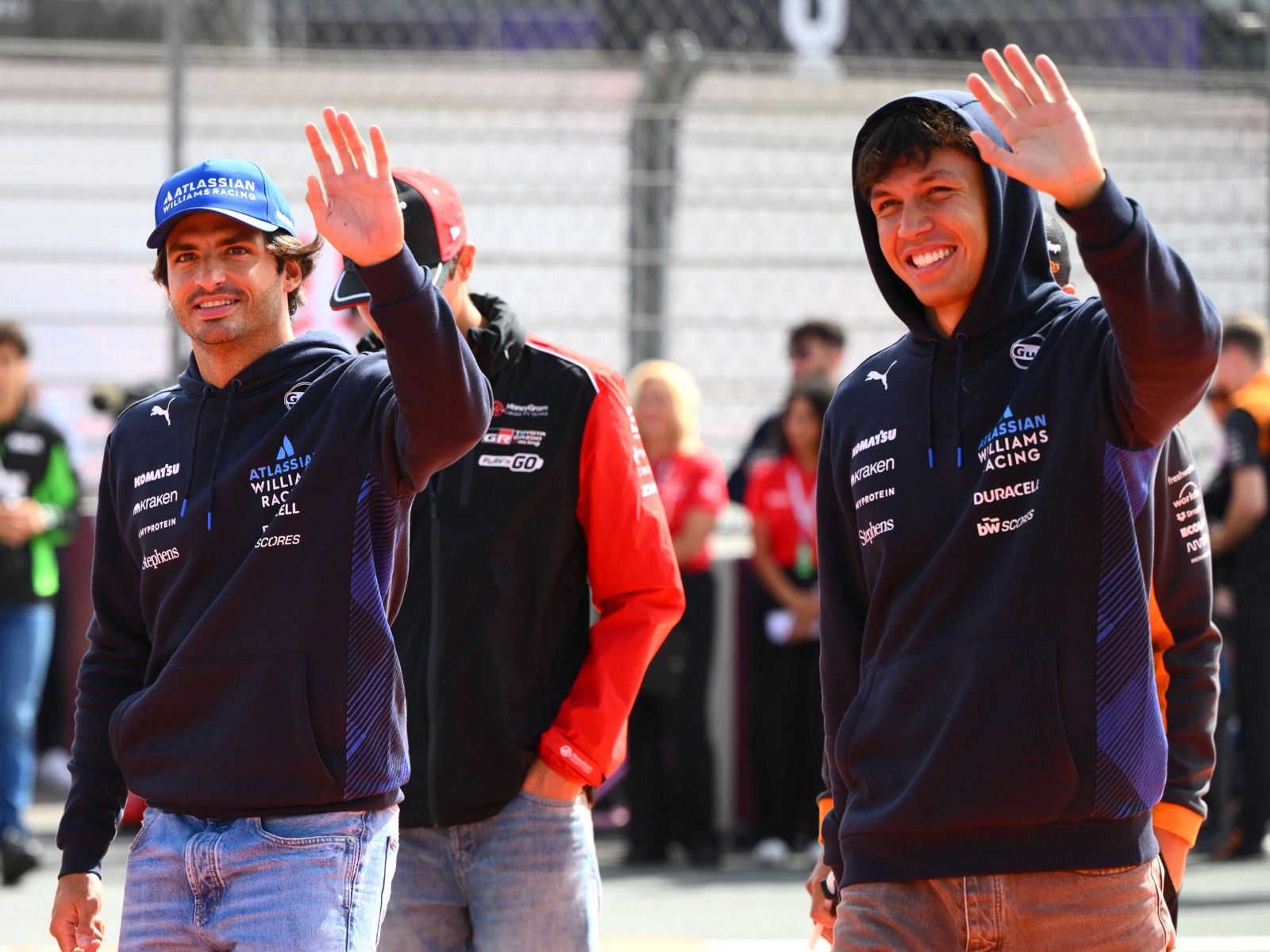 Alex Albon onthult opvallende manier waarop Carlos Sainz excuses maakte na veelbesproken crash in Za