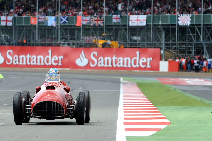 Klassieke Ferrari uit de beginjaren van de Formule 1 tijdens een demonstratierit