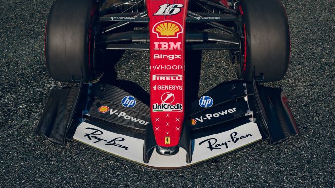Close-up van de neus en voorvleugel van de Ferrari van Charles Leclerc