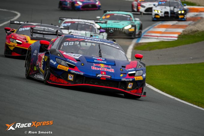FOTO'S - 26.000 fans zien Verstappen-coureur Thierry Vermeulen verrassen tijdens zinderend Zandvoort GT World-weekend + UITSLAG