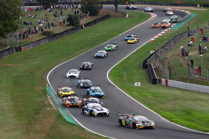 FOTO'S - Orange en Clutton pakken Britse GT-titel na zinderende finale waarin alles op het allerlaatst werd beslist + UITSLAG