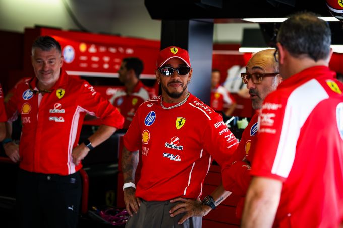 Lewis Hamilton in de Ferrari-pitbox op Monza