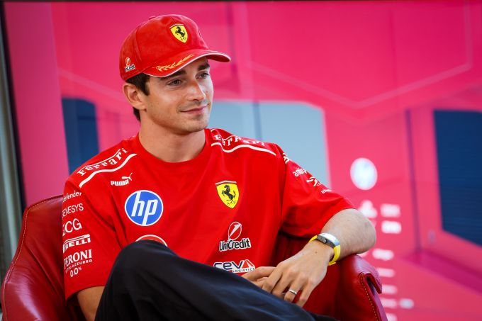 Charles Leclerc tijdens een mediamoment in Ferrari-teamkleding