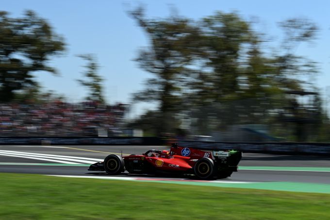 Ferrari op volle snelheid langs de tribunes van Monza