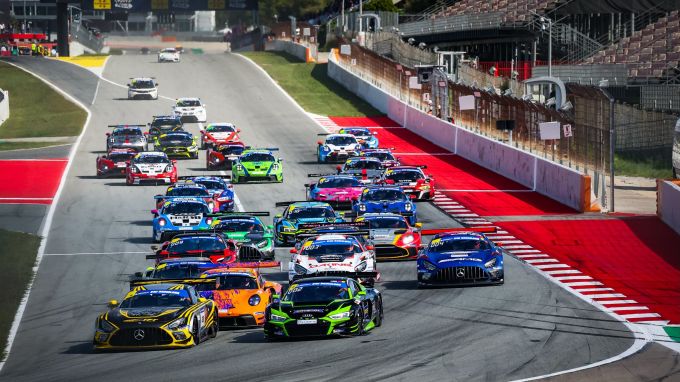 Titelstrijd barst los tijdens prestigieuze 24-uursrace op Circuit de Barcelona-Catalunya met 34 auto's aan de start