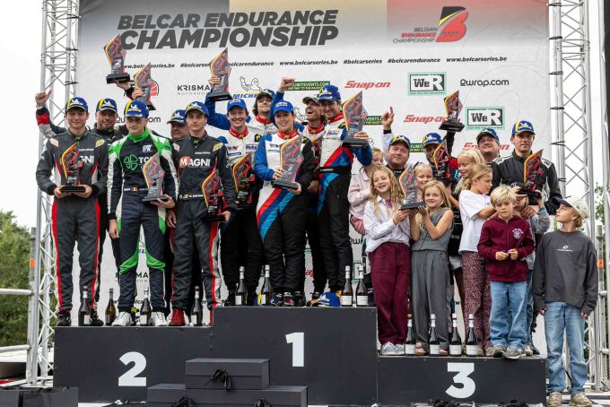DayVtec 2 auto's podium