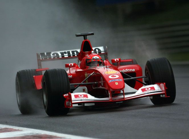 Ferrari uit het Marlboro-tijdperk in actie in de regen