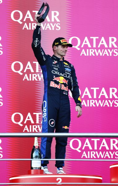 Max Verstappen ruikt zege in zinderende slotfase van Baku, maar komt 196 duizendsten tekort na sterke opmars