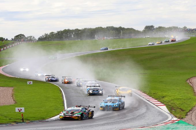 Teamgenoot van Max Verstappen in het GT-racen schittert + UITSLAG