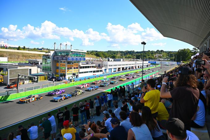 Voormalig Formule 1-coureur Nelson Piquet Jr. stormt naar eerste NASCAR Euro Series V8GP-zege op Vallelunga