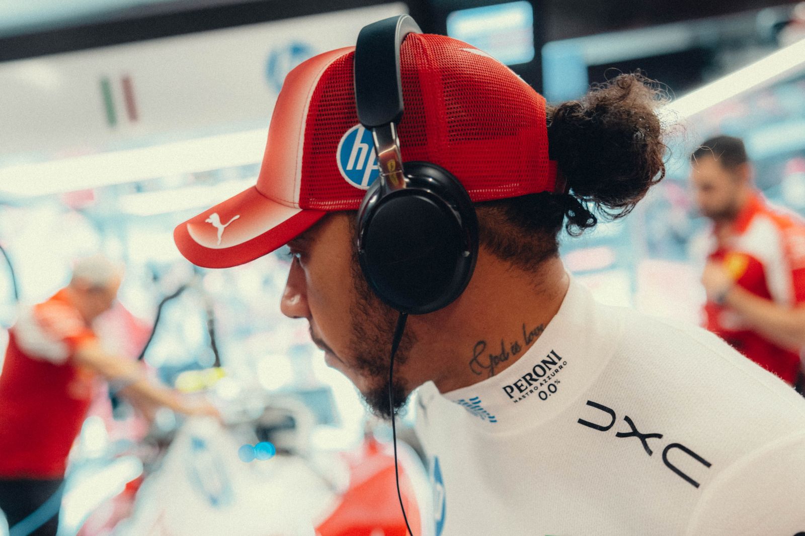 Lewis Hamilton weigert schuld te dragen aan incident en wijst met vinger richting Charles Leclerc