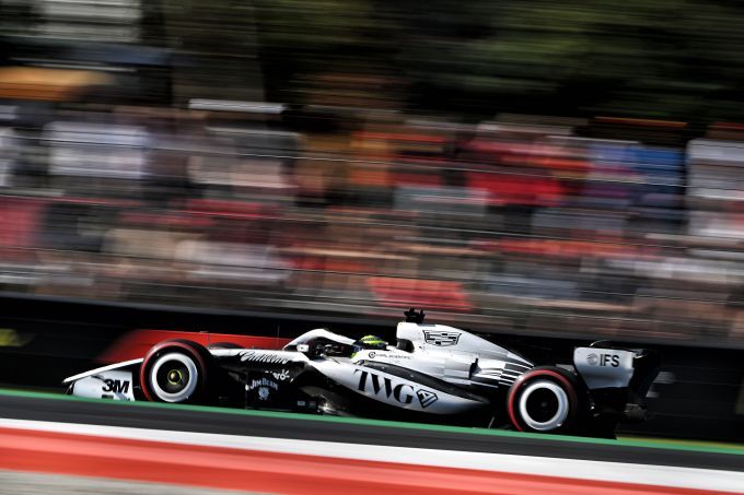 Esteban Ocon F1 Cadillac foto 2