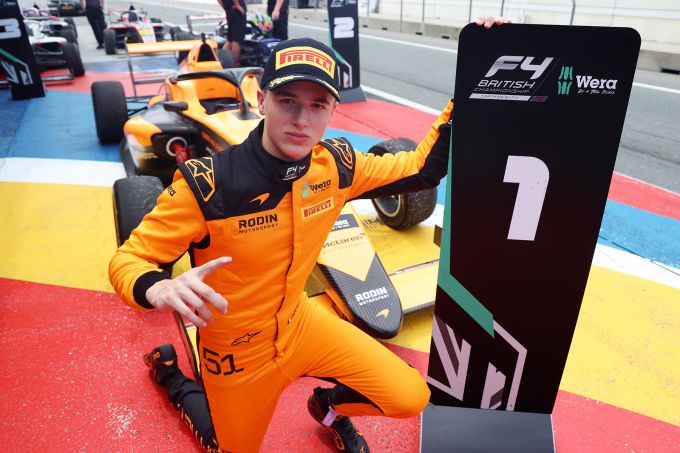 Protegé van Max Verstappen kampioen in Brits F4 - Dries Van Langendonck: