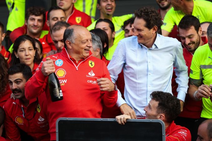 Ferrari teambaas Fred Vasseur in gesprek met Exor-CEO John Elkann