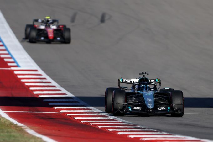 Charles Leclerc moet uitwijken, maar FIA spaart George Russell na opvallend incident in Austin