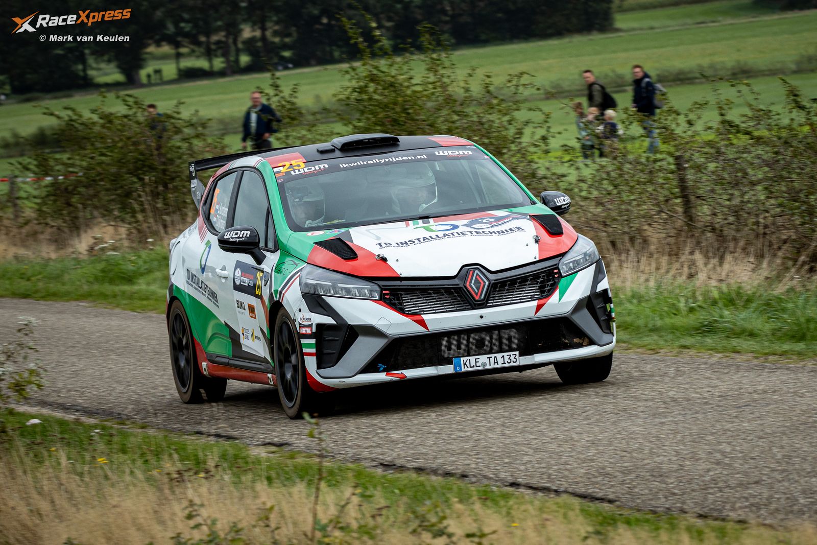 Eerste rallyzege ooit voor Leo Kurstjens in de Eurol Hellendoorn Rally; zoon Wout debuteert in een O