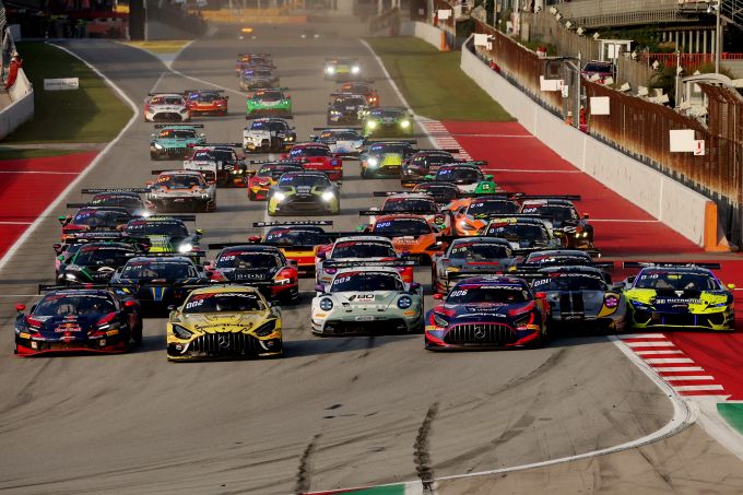 SPECIAL - Feller en Buus kampioen in Barcelona, Vermeulen en Green pakken Ferrari-dubbel + UITSLAG